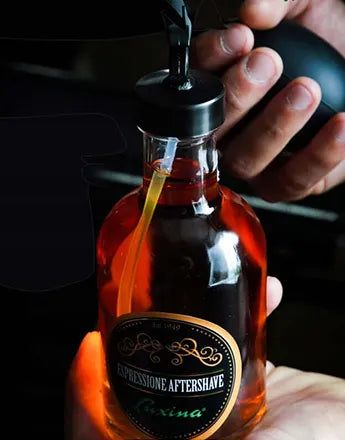 Парфюми / афтършейв с дълготраен аромат в стъклена бутилка, идеален за мъже.